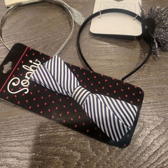 Little Girl Bundled 5 Headlands - Picture 3 of 8